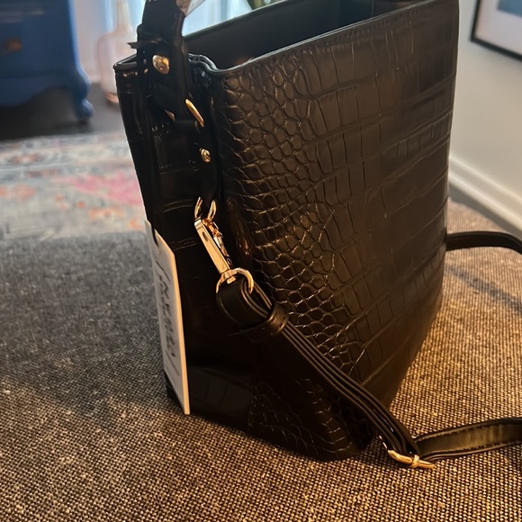 (NWT). Vegan leather bucket bag. Top handle and removable crossbody strap - Picture 2 of 4